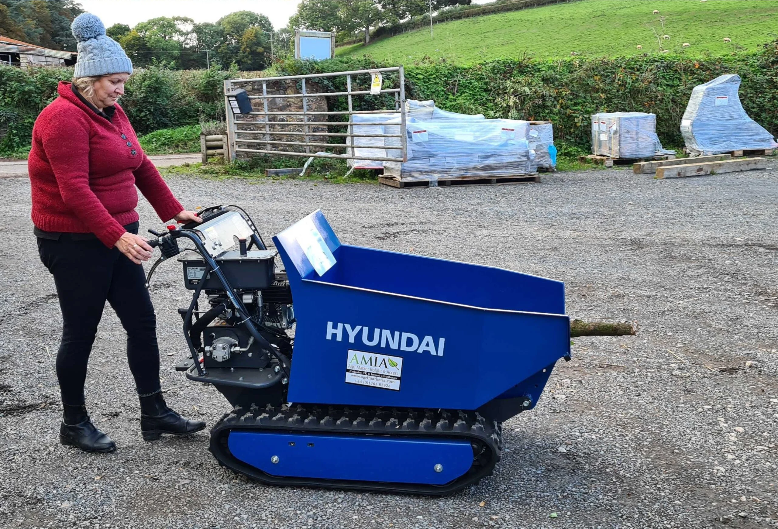 Hyundai 500kg Tracked Mini Dumper with 196cc IC200V petrol engine - Image 3